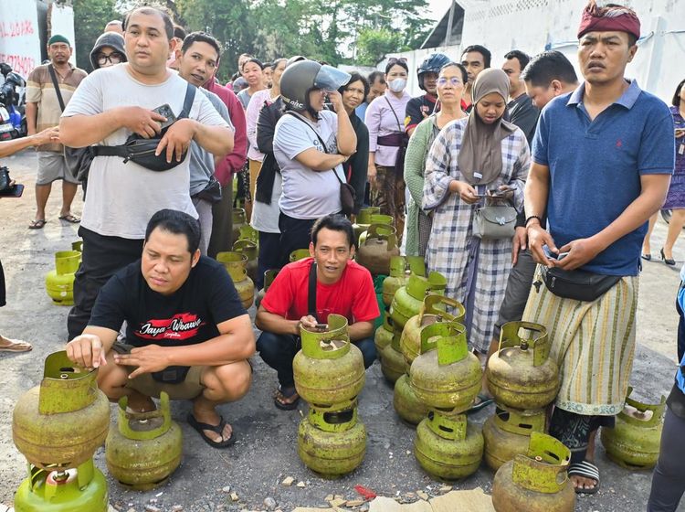 Warga Denpasar Antre Operasi Pasar Elpiji 3 Kg