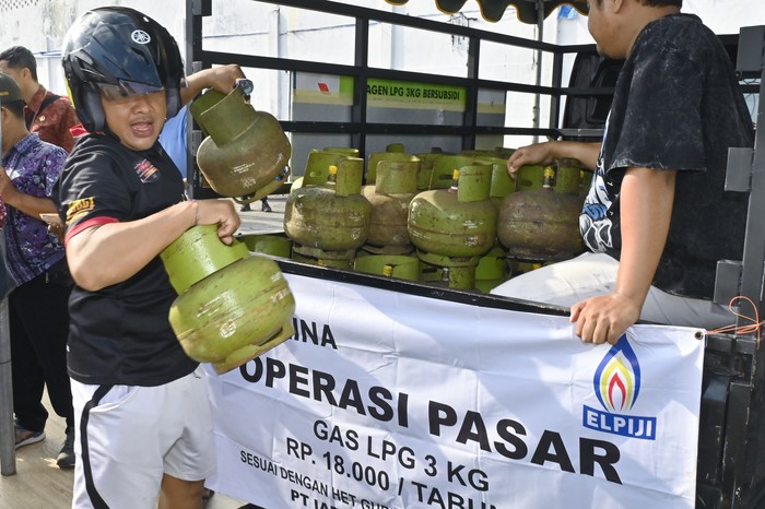 Operasi pasar elpiji 3 kg Warga membawa gas elpiji 3 kg yang dibeli saat pelaksanaan operasi pasar di kawasan Ubung, Denpasar, Bali, Selasa (12/8/2025). Operasi pasar itu diselenggarakan guna mendukung ketersediaan elpiji 3 kg untuk masyarakat setempat yang mengeluh kesulitan mendapatkan elpiji 3 kg beberapa waktu terakhir. ANTARA FOTO/Fikri Yusuf/foc.
