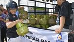 Warga Denpasar Antre Operasi Pasar Elpiji 3 Kg