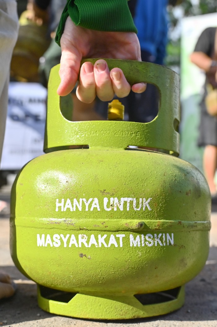 Operasi pasar elpiji 3 kg Warga membawa gas elpiji 3 kg yang dibeli saat pelaksanaan operasi pasar di kawasan Ubung, Denpasar, Bali, Selasa (12/8/2025). Operasi pasar itu diselenggarakan guna mendukung ketersediaan elpiji 3 kg untuk masyarakat setempat yang mengeluh kesulitan mendapatkan elpiji 3 kg beberapa waktu terakhir. ANTARA FOTO/Fikri Yusuf/foc.