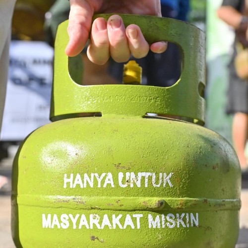 Warga membawa gas elpiji 3 kg yang dibeli saat pelaksanaan operasi pasar di kawasan Ubung, Denpasar, Bali, Selasa (12/8/2025). Operasi pasar itu diselenggarakan guna mendukung ketersediaan elpiji 3 kg untuk masyarakat setempat yang mengeluh kesulitan mendapatkan elpiji 3 kg beberapa waktu terakhir. ANTARA FOTO/Fikri Yusuf/foc.