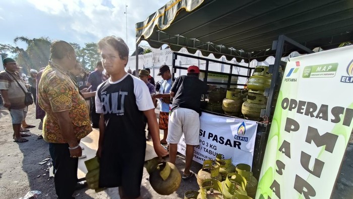 Operasi Pasar Murah LPG 3 Kg di Jalan Cokroaminoto, Denpasar,  Selasa (12/8/2025).(Karsiani Putri/detikBali)