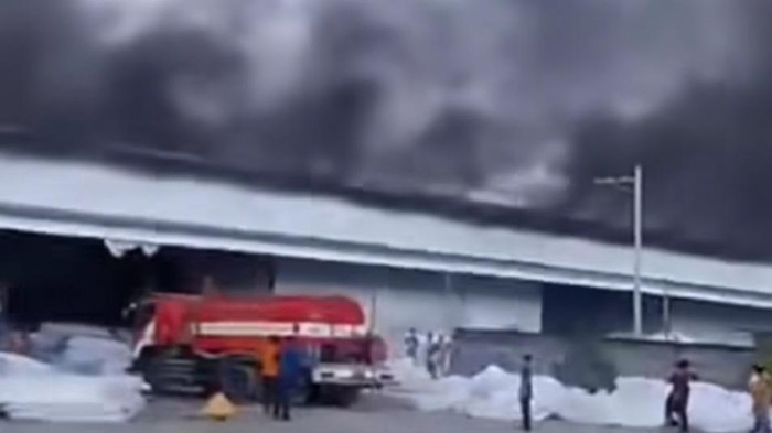 Pabrik karpet yang terbakar di Binjai. (Foto: Istimewa)