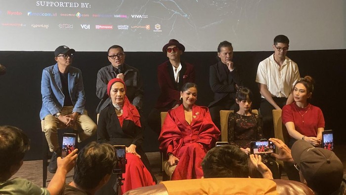 Para pemain dan tim film Panggilan Dari Kubur Para pemain seperti Nirina Zubir, Nugie, Firzanah Alya, dan tim film di Gala Premiere Panggilan Dari Kubur, Senin (11/8/2025) Jakarta Pusat.