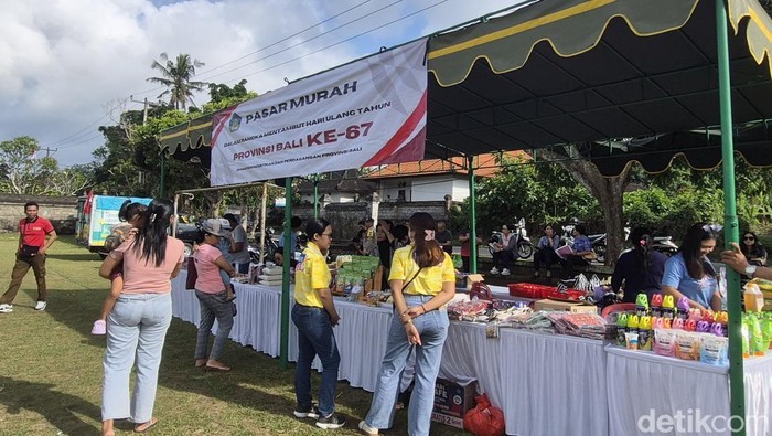 Pasar murah di Desa Batuan, Sukawati oleh Disperindag Bali untuk atasi inflasi dan kelangkaan LPG, Selasa (12/8/2025).