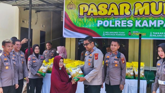 Pasar Murah Polres Kampar jual beras murah, warga berterima kasih kepada polisi, Selasa (12/8/2025).