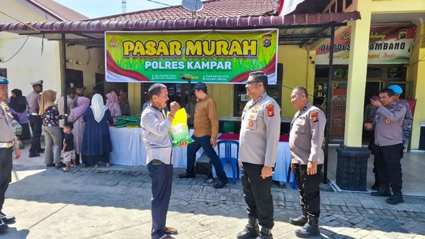 Pasar Murah Polres Kampar jual beras murah, warga berterima kasih kepada polisi, Selasa (12/8/2025).