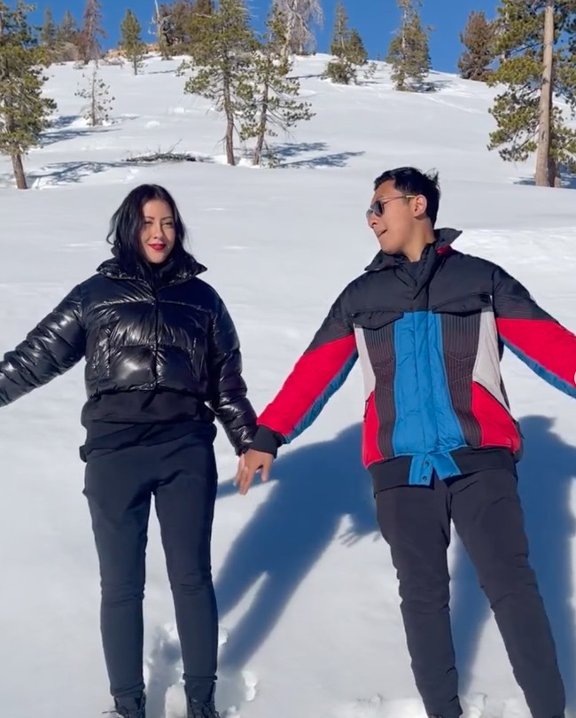 Melalui akun Instagram pribadinya Patricia kerap membagikan momen kebersamaannya dengan sang kekasih, Darma Mangkuluhur. Keduanya seringkali liburan keluar negeri bersama. Foto: Instagram/@pschultz