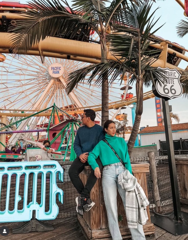 Foto saat keduanya tengah berlibur ke California. Patricia dan Darma pun kompak memamerkan gaya kompak keduanya berbusana santai namun tetap stylish. Foto: Instagram/@pschultz
