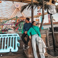 Foto saat keduanya tengah berlibur ke California. Patricia dan Darma pun kompak memamerkan gaya kompak keduanya berbusana santai namun tetap stylish. Foto: Instagram/@pschultz