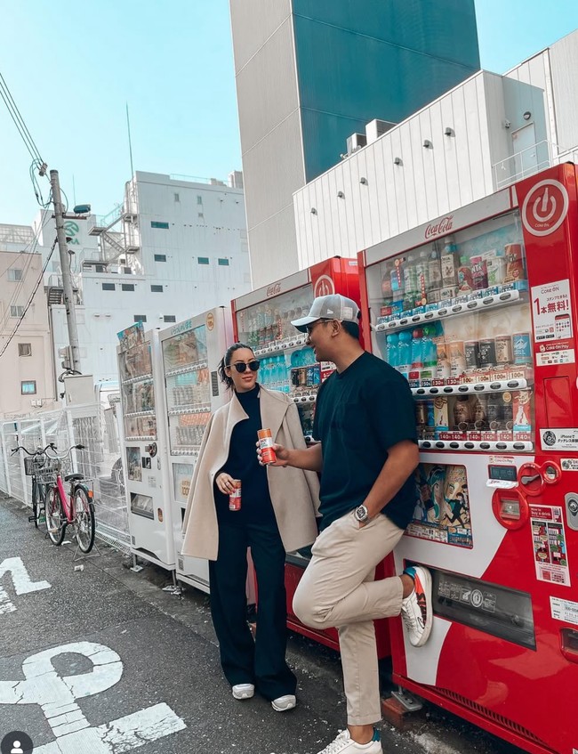 Jepang juga menjadi salah satu negara yang pernah dikunjungi Patricia dan Darma saat liburan bareng. Keduanya kompak kenakan busana berwarna hitam dan coklat. Foto: Instagram/@pschultz