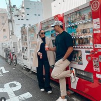 Jepang juga menjadi salah satu negara yang pernah dikunjungi Patricia dan Darma saat liburan bareng. Keduanya kompak kenakan busana berwarna hitam dan coklat. Foto: Instagram/@pschultz