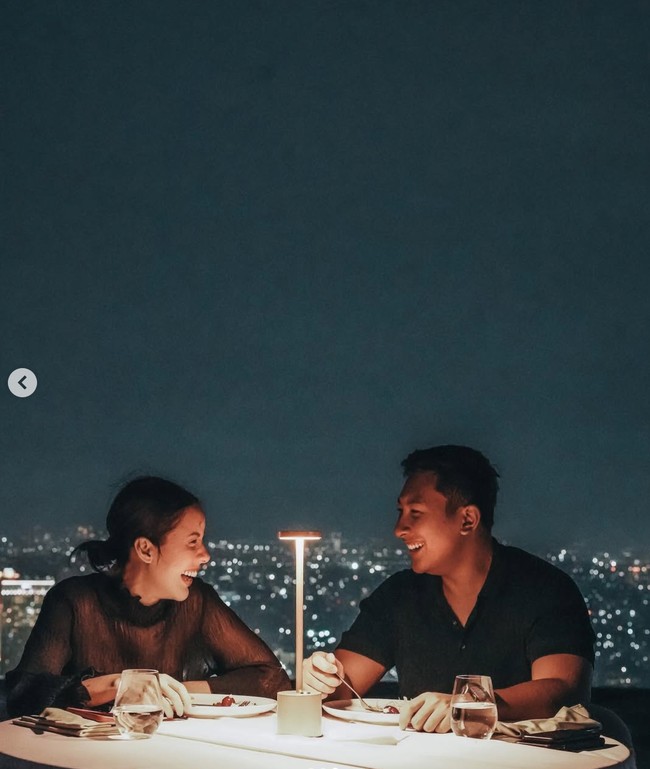 Penuh kemewahan, keduanya juga sempat terlihat menikmati dinner romantis dengan pemandangan city light. Foto: Instagram/@pschultz