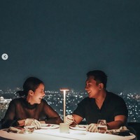 Penuh kemewahan, keduanya juga sempat terlihat menikmati dinner romantis dengan pemandangan city light. Foto: Instagram/@pschultz