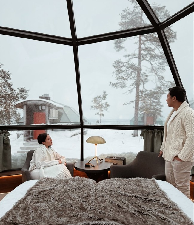 Beberapa waktu lalu Patricia dan Darma berkunjung ke Finland. Dari ruang kamarnya yang dikelilingi kaca, pemandangan indah bersalju tampak dinikmati oleh Patricia dan Darma. Foto: Instagram/@pschultz