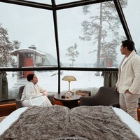 Beberapa waktu lalu Patricia dan Darma berkunjung ke Finland. Dari ruang kamarnya yang dikelilingi kaca, pemandangan indah bersalju tampak dinikmati oleh Patricia dan Darma. Foto: Instagram/@pschultz