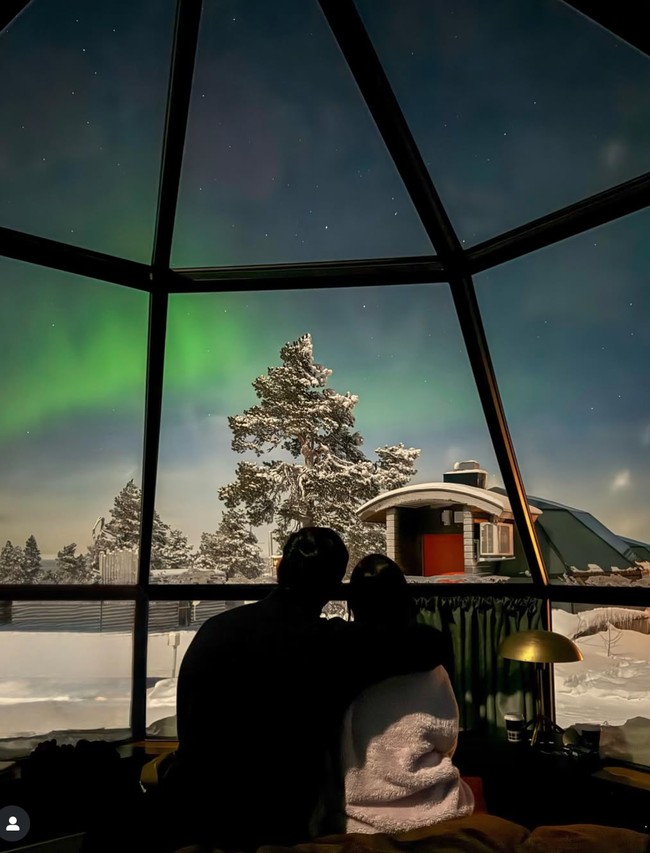 Dari kamar tersebut Patricia dan Darma juga menikmati keindahan aurora. Sambil berangkulan keduanya terlihat mesra dan romantis. Foto: Instagram/@pschultz