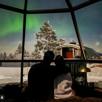 Dari kamar tersebut Patricia dan Darma juga menikmati keindahan aurora. Sambil berangkulan keduanya terlihat mesra dan romantis. Foto: Instagram/@pschultz