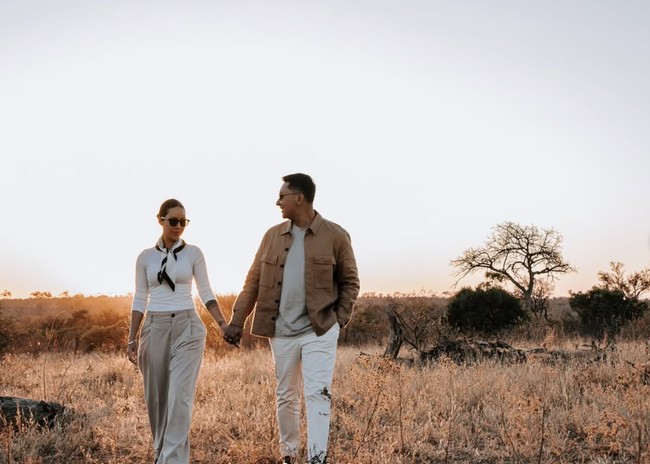 Terbaru keduanya jalan-jalan bareng ke Afrika. Tak kalah bikin iri, di sana Patricia dan Dharma bisa melihat langsung hewan-hewan buas seperti singa, dan berjalan di dekat hewan-hewan tersebut. Foto: Instagram/@pschultz