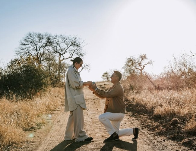 Saat berlibur ke Afrika, Darma juga melamar Patricia, membuat momen tersebut jadi makin berkesan dan tak terlupakan. Patricia Schuldtz sendiri diketahui merupakan wanita blasteran Jerman-China yang saat ini berprofesi sebagai seorang DJ atau disk jockey. Foto: Instagram/@pschultz