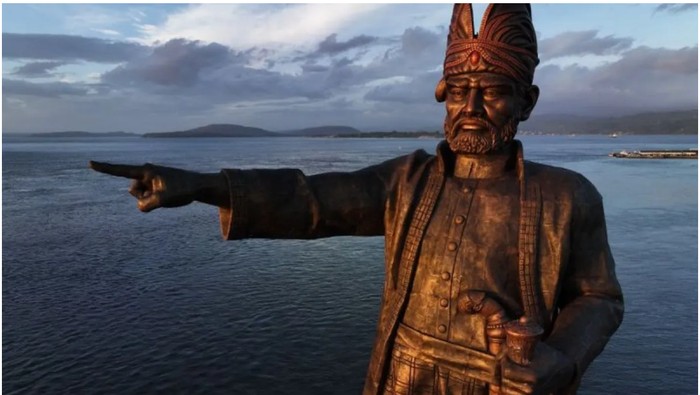 Patung Oputa Yii Koo di Kota Baubau, Sulawesi Tenggara