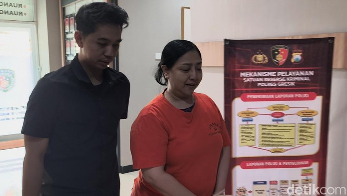 Pelaku saat digelandang ke ruang penyidik Polres Gresik