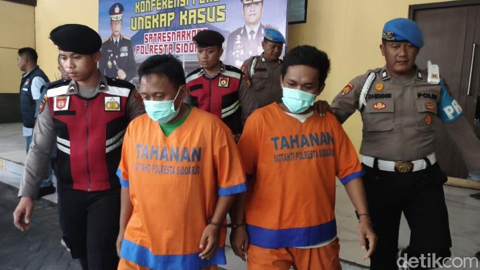 Pelaku saat dihadirkan di Polresta Sidoarjo
