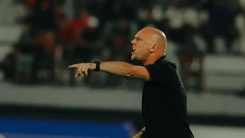 Pelatih Bali United, Johnny Jansen kini mulai mempersiapkan diri menghadapi Malut United di pekan kedua Super League 2025/2026 di Stadion Kie Raha, Jumat (15/8/2025).