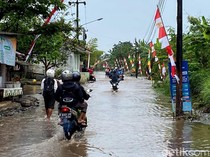 Sungai Cikeruh Meluap Jalan Sapan Bandung Terendam