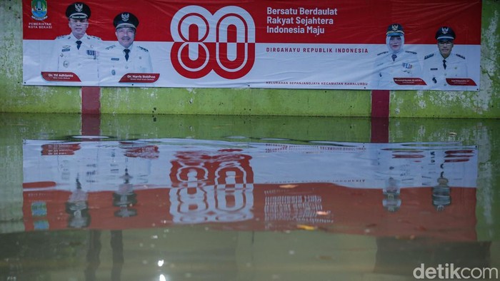 Penampakan Banjir di Rawalumbu Bekasi Banjir menerjang Rawalumbu, Bekasi, Selasa (12/8/2025). Banjir terjadi akibat intensitas hujan yang tinggi sejak siang hingga sore hari.