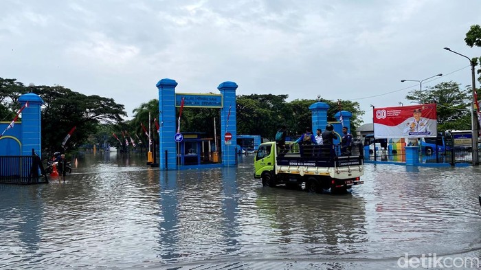 Penampakan Kantor Dishub Kota Bandung yang terendam banjir.