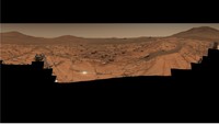Potret panorama Mars 360 derajat yang belum diedit kebiruan sehingga warnanya masih kemerahan. Dalam foto ini julukan Mars, Planet Merah sangat terlihat. Mars mendapatkan julukan ini karena permukaannya yang berwarna kemerah-merahan, disebabkan oleh keberadaan besi(III) oksida (karat besi) di permukaannya. Kredit: NASA/JPL-Caltech/ASU/MSSS