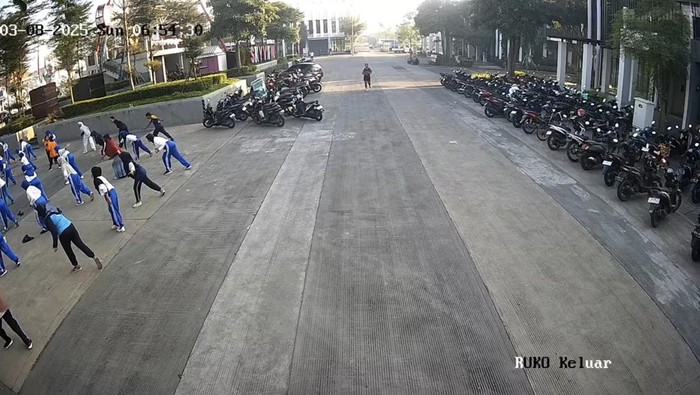 Rekama CCTV pencurian tas saat korban sedang senam pagi di perumahan Desa Petiken, Kecamatan Driyorejo, Gresik