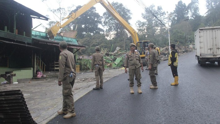 Ratusan kios di sepanjang jalan menuju Ciater dibongkar Satpol PP.