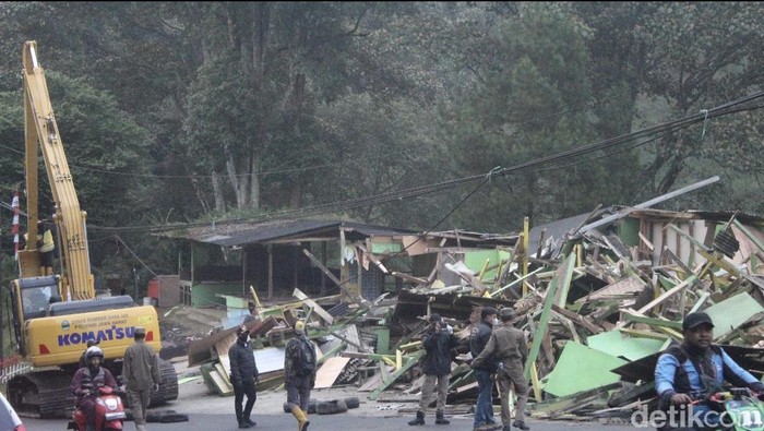 Penertiban warung di sepanjang jalur wisata Ciater Subang.