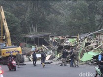 Before-After Satpol PP Bongkar Kios di Jalur Ciater Subang