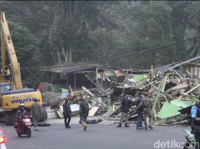 Penertiban warung di sepanjang jalur wisata Ciater Subang.