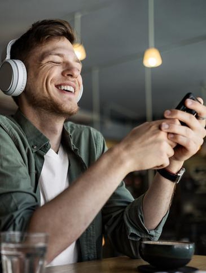Pengaruh musik saat makan 5 Alasan Pentingnya Memutar Musik di Kafe, Pengaruhi Rasa Makanan