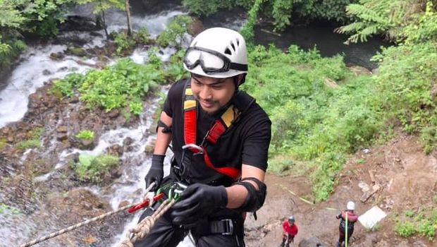 Pengunjung saat menikmati canyoneering di Air Terjun Puspa Dewi.