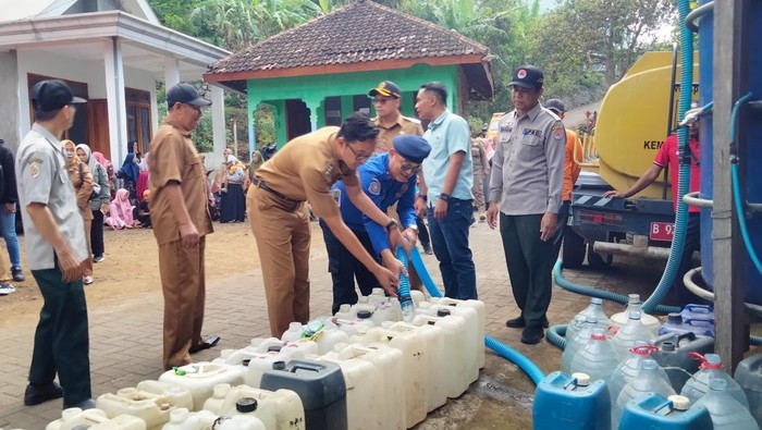 Penyaluran bantuan air bersih di Desa Kunjorowesi