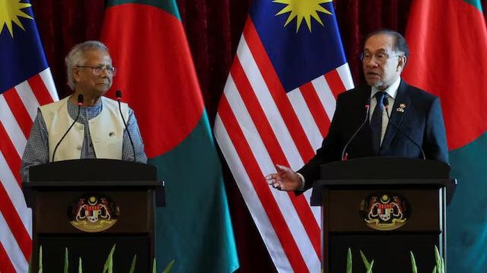 Malaysian Prime Minister Anwar Ibrahim speaks as Chief Adviser of Bangladesh Interim Government Muhammad Yunus looks on during a press conference at Putrajaya, Malaysia, August 12, 2025. REUTERS/Hasnoor Hussain/Pool Purchase Licensing Rights