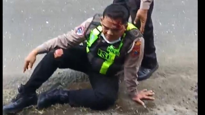 Anggota Satlantas Polres Blitar ditabrak pikap saat operasi di Jalan Desa Duren Kecamatan Talun Kabupaten Blitar
