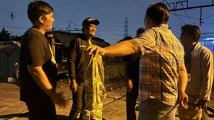 Polisi mengambil keterangan dari saksi di lokasi tawuran di daerah Kebon Pisang, Tanjung Priok, Jakut, Minggu (10/8/2025). (ANTARA/HO-Polsek Tanjung Priok).