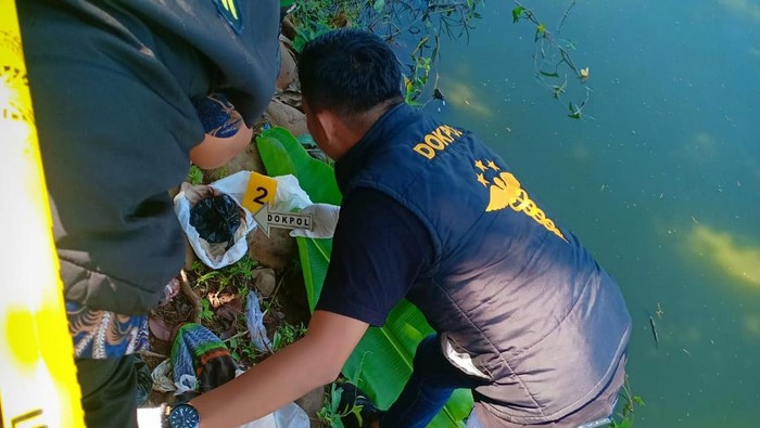 Polisi mengevakuasi mayat bayi yang ditemukan di Danau Mawang Gowa.