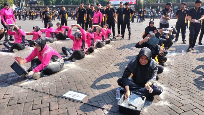 Polisi Pasuruan berbaur dengan warga saat lomba agustusan