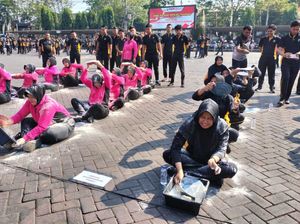 Polisi di Pasuruan Seru-seruan Lomba Agustusan Bareng Warga