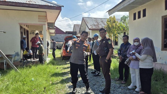 Polisi saat menggelar rekonstruksi kasus pembunuhan pegawai BPS Halmahera Timur (Haltim).