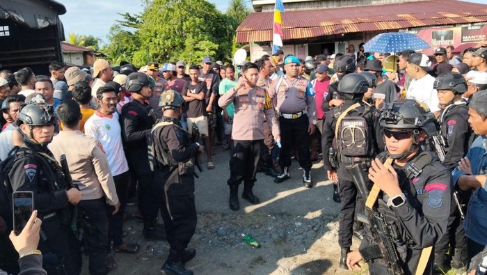 Polisi saat menggelar rekonstruksi kasus pembunuhan pegawai BPS Halmahera Timur (Haltim).