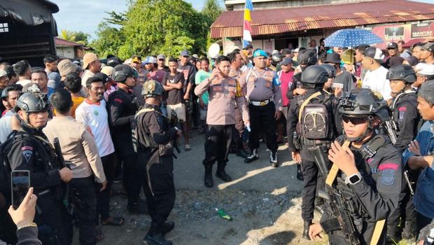Polisi saat menggelar rekonstruksi kasus pembunuhan pegawai BPS Halmahera Timur (Haltim).