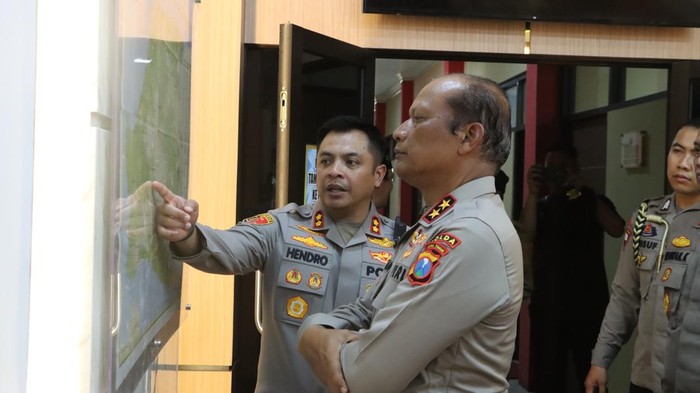 Kapolres AKBP Hendro Sukmono mendampingi Kapolda Jawa Timur Irjen Nanang Avianto saat kunjungan ke Bangkalan